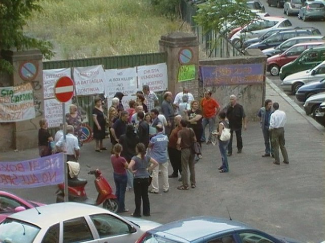 I cittadini in Via Cesena nel giugno del 2010: pochi giorni dopo l'allora Assessore Marchi, durante una manifestazione davanti al cancello, assicurò che l'intervento sarebbe stato espunto dal Piano parcheggi 